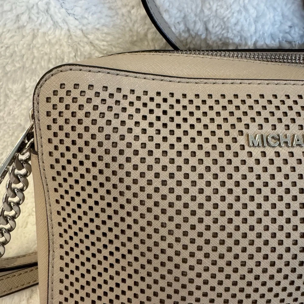 Michael Kors Women’s Jet Set Gray Perforated Crossbody Bag – EUC w/ Dust Cover - Picture 12 of 12